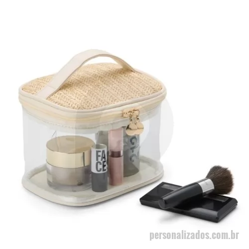 Nécessaire personalizado - Delicadeza e charme natural são as características marcantes da nossa nécessaire. Produzida em PVC com detalhes em palha sintética, seu design permite uma visualização prática dos itens, mantendo-os sempre visíveis e ao alcance.