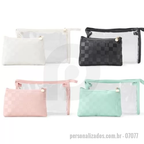 Nécessaire personalizado - Conjunto de dois nécessaires em tamanhos diferentes. O modelo maior é confeccionado em PVC impermeável, traz detalhes em couro sintético, alça lateral prática e fechamento em zíper. Já o menor, produzido em PU impermeável, possui acabamento quadriculado e fechamento em zíper.