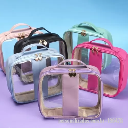 Nécessaire personalizado - Nécessaire impermeável em PVC com bordas em PU. Conta com alça superior de mão, fechamento em zíper e puxadores no formato de coração.