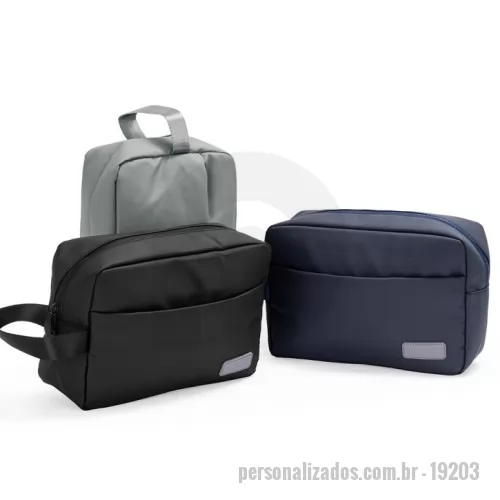 Nécessaire personalizado - Nécessaire em poliuretano (PU) impermeável com alça lateral em nylon e fechamento em zíper. Possui compartimento principal com bolso de zíper e visor em PVC para itens úmidos, além de quatro divisórias elásticas. Apresenta compartimento frontal com fechamento em zíper e plaquinha personalizável fixa em couro sintético obtido a partir de PU.