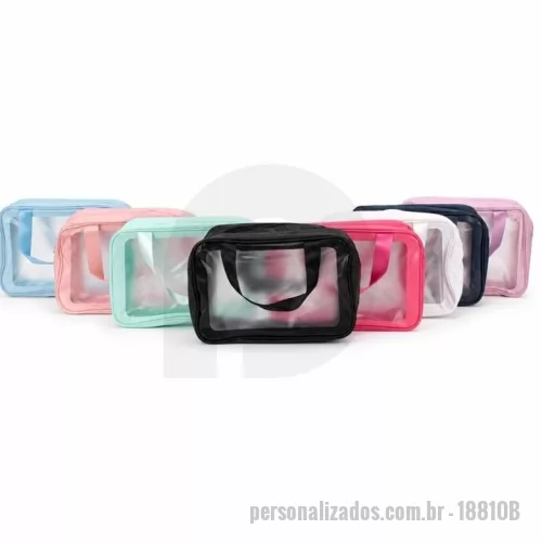 Nécessaire personalizado - Nécessaire em PVC de acabamento fosco e detalhes em poliuretano (PU). Possui dois compartimentos com fechamento em zíper, um deles apresenta malha respirável e duas alças de mão em nylon.