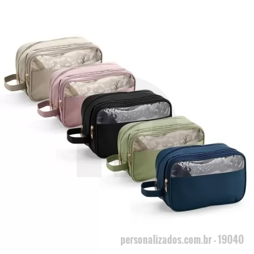 Nécessaire personalizado - Nécessaire confeccionada em filme sintético de poliuretano impermeável. Possui dois bolsos no compartimento interno principal, sendo um com fechamento em zíper e outro em tela de nylon. Dispõe ainda de compartimento frontal com viseira e revestimento interno em PVC, ideal para guardar itens molhados.