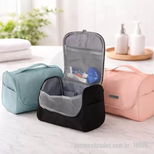 Nécessaire personalizado - Nécessaire organizadora confeccionada em poliéster impermeável. Conta com bolso interno em tela de nylon com fechamento em zíper, três bolsos abertos e gancho plástico para mantê-la pendurada quando aberta. Acompanha placa personalizável plástica.