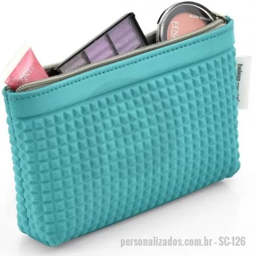 Nécessaire personalizado - Estojo porta objetos termomoldado em E.V.A com revestimento em helanca esportiva; perfeito para presentear público vaidoso e moderno que aprecia produtos com informação de moda.  Detalhes como o material texturizado com ponta de “diamante” fazem com que o produto seja muito mais que um brinde, mas um presente de utilidade diária e muita qualidade. O fechamento é feito por ziper que traz um ar moderno para a peça.  Procura por uma divulgação de marca efetiva e com excelente preço? Entre em contato e conheça nossas facilidades!