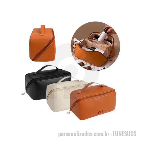 Nécessaire personalizado - Necessaire Carrie Unissex para uso em viagens com itens de higiene pessoal- em material e acabamento de alta qualidade- é produzido em couro ecológico PU- superfície impermeável especial- protege produtos internos da umidade- tem abertura em zíper metálico e alça de mão na parte superior- é uma necessaire espaçosa com armazenamento multifuncional e zíper projetado para fácil manuseio. Excelente brinde de alto padrão para personalizar e presentear clientes ou colaboradores! Dá até para ser compartilhado com o casal.