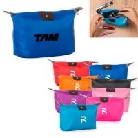 Necessaire impermeável de poliéster com detalhes em couro sintético e parte interna com revestimento emborrachado, possui um “botão” no detalhe do couro frontal.