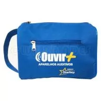 Necessaire com dois compartimentos e alça de mão. Disponível em várias cores. Gravação da logomarca em 1 cor já inclusa.  Tamanho: 21 cm X 15 cm X 9 cm. Revestimento externo: Poliéster 600. Acabamento interno: Viés TNT 80. Acabamento externo: Vivo. Alça: Mão.