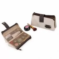 Nécessaire Sintético – NE2 confeccionada em couro legítimo ou sintético nobre.(Modelo da foto foi confeccionado no material Prada Vinho + Casco Preto). Acabamento interno costurado, 2 bolsos internos em tela vazada. Fechamento através de zíper. Fechamento por lingueta com botão imantado. Pode ser personalizado em diversas combinações de cores com a inclusão da sua marca em baixo relevo ou silkscreen 1 cor.
