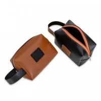  Necessaire de couro sintético bidins com alça para transporte,  disponível em diversas cores possui plaquinha frontal para personalização e área interna da necessaire revestida de nylon.  Altura :  14 cm  Largura :  23,5 cm  Comprimento :  10,5cm.Personalizamos em Silk, Sublimação, laser, entre outros. Consulte as gravações de acordo com o material escolhido.  A EV Brindes possui sua própria fábrica, assim podendo confeccionar em diversas medidas, cores e materiais. Verifique com nossos vendedores nossa linha completa de produtos personalizados.