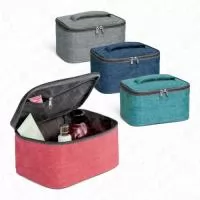 Necessaire Nylon 300D de alta densidade com pega almofadada Interior forrado e bolso interior com zíper. MEDIDA: 20 x 11,5 x 14,0 cm. GRAVAÇÃO: Transfer 1 cor ou full colour, medidas aproximadas 6,0 x 13 cm.
