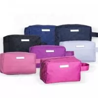 Necessaire impermeável de pvc com plaquinha metálica para personalização, possui alça lateral, zíper e forro de poliéster. Tamanho total aproximado (CxL): 12,5 cm x 23 cm Peso aproximado (g): 77. GRAVAÇÃO: Placa laser,  Silk Screen 1 cor ou Transfer full cor.