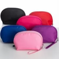 Necessaire impermeável de nylon com forro em poliéster, acompanha alça com gancho para encaixe.