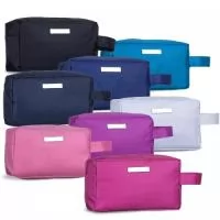 Necessaire impermeável de pvc com plaquinha metálica para personalização, possui alça lateral, zíper e forro de poliéster.