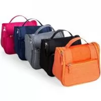 Necessaire organizadora em tecido nylon Oxford, possui bolso frontal e alça superior, parte interna com gancho plástico; bolso interno superior em nylon e bolso de tela ambos com zíper; bolso inferior aberto de tela com 4 divisões de bolsos também em tela. Perfeita para lhe acompanhar em viagens e até mesmo transportar seus itens pessoais do dia a dia com organização e praticidade.