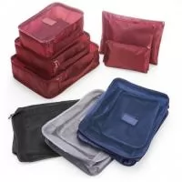 Kit necessaire com 6 peças confeccionadas em nylon. O cojunto de necessaires possui tamanhos diferenciados, sendo 3 unidades com: alça para transporte, zíperes com pegadores emborrachados, parte frontal com malha de nylon e plaquinha emborrachada para personalização; possui também 3 unidades de necessaires em nylon inteiramente lisas e impermeáveis.