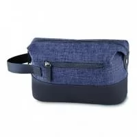 Necessarie com detalhes em couro sintético, tecido poliéster, alça de mão, bolso externo, botões laterais extensor, gravação Frontal.