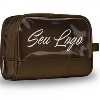 Necessaire Dimona Personalizada – Transparência Frontal e Fechamento em Zíper  A Necessaire Dimona Personalizada é uma excelente opção para quem busca praticidade, organização e um visual moderno. Com design elegante e funcional, possui transparência frontal, permitindo a rápida visualização dos itens armazenados, facilitando o uso no dia a dia, em viagens, eventos e kits promocionais.  Fabricada pela EV Brindes, pode ser produzida em Nylon 70/600, Oxford ou Courino Emborrachado, materiais que oferecem resistência, durabilidade e excelente acabamento. Seu fechamento em zíper garante segurança para o transporte de cosméticos, maquiagens, produtos de higiene pessoal, medicamentos e acessórios.  Com medidas de 18 x 16 x 8 cm, a Necessaire Dimona possui tamanho ideal para organização e transporte, sendo uma ótima escolha para brindes corporativos, campanhas promocionais e ações de marketing.  Características  ? Transparência frontal para fácil visualização dos produtos ? Fechamento em zípe