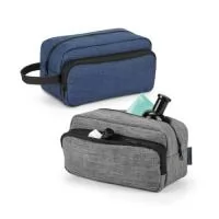Nécessaire Kevin Personalizada – Fabricação Própria  A Nécessaire Kevin Personalizada é a combinação perfeita entre organização, praticidade e elegância. Desenvolvida pela EV Brindes, com fabricação própria, oferece excelente espaço interno para armazenar cosméticos, maquiagens, produtos de higiene pessoal, medicamentos e acessórios de forma organizada e segura.  Seu grande diferencial está nos dois compartimentos amplos e independentes, que permitem separar os itens de maneira prática, facilitando a visualização e o acesso aos objetos durante viagens ou no uso diário. Seu design moderno proporciona mais organização e comodidade, tornando-a uma excelente opção para quem busca funcionalidade sem abrir mão da estética.  Produzida em diversos materiais e cores sob encomenda, a Nécessaire Kevin pode ser personalizada com a identidade visual da sua empresa, transformando-se em um brinde corporativo premium de grande utilidade e valorização da marca.  Características  ? Fabricação própria EV
