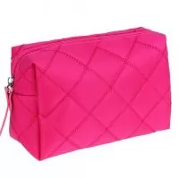 Necessaire Haifa Personalizada – Fabricação Própria  A Necessaire Haifa Personalizada é uma opção prática, elegante e versátil para empresas que desejam fortalecer sua marca através de brindes úteis e de grande aceitação. Com design compacto e funcional, é ideal para armazenar cosméticos, maquiagens, produtos de higiene pessoal, medicamentos, acessórios e itens essenciais do dia a dia.  Fabricada em diversos materiais e disponível em variadas opções de cores, a Necessaire Haifa pode ser desenvolvida de acordo com a identidade visual da sua empresa, oferecendo um excelente acabamento e alta durabilidade. Seu tamanho compacto facilita o transporte em bolsas, mochilas, malas e pastas, tornando-se uma companheira indispensável para viagens e rotina diária.  Com personalização em Silk Screen ou Sublimação, sua marca ganha destaque em um produto que será utilizado frequentemente pelos clientes e colaboradores.  Características  ? Modelo compacto e funcional ? Ideal para organização de itens 