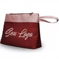 Necessaire ARAD Personalizada – Fabricação Própria  A Necessaire ARAD Personalizada é a escolha ideal para empresas que procuram um brinde sofisticado, funcional e com excelente custo-benefício. Produzida pela EV Brindes, com fabricação própria, oferece total flexibilidade para personalização de materiais, cores, acabamentos e identidade visual, criando um produto exclusivo para sua marca.  Com dimensões de 20 x 15 x 8 cm, possui espaço ideal para armazenar produtos de higiene pessoal, cosméticos, maquiagens, medicamentos, acessórios e itens de uso diário. Seu design compacto e elegante facilita o transporte em bolsas, mochilas, malas de viagem e pastas executivas.  Disponível em Poliéster, Nylon ou Couro Sintético, a Necessaire ARAD combina resistência, durabilidade e excelente acabamento, tornando-se uma ótima opção para eventos corporativos, campanhas promocionais, kits de viagem e ações de relacionamento com clientes e colaboradores.  Características  ? Fabricação própria EV Brinde