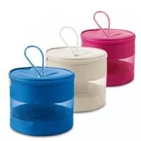 Bolsa de Cosméticos Personalizada em Microfibra e Tela – Fabricação Própria  A Bolsa de Cosméticos Personalizada em Microfibra e Tela é uma opção prática, elegante e funcional para organizar maquiagens, produtos de higiene pessoal, cosméticos e acessórios do dia a dia. Seu design moderno combina a resistência da microfibra com a praticidade da tela, permitindo melhor visualização dos itens armazenados e proporcionando um visual diferenciado.  Produzida pela EV Brindes, com fabricação própria, pode ser confeccionada em diversos materiais, cores e acabamentos, atendendo às necessidades específicas de cada cliente. É uma excelente escolha para brindes corporativos, kits promocionais, ações de marketing, eventos e campanhas de relacionamento.  Com ampla área para personalização, sua marca pode ser aplicada através de diferentes técnicas de gravação, garantindo excelente destaque e valorização do produto.  Características  ? Fabricação própria EV Brindes ? Estrutura em microfibra e tela ? L