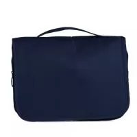 Nécessaire Organizadora Travel em Sarja Personalizada  A Nécessaire Organizadora Travel em Sarja foi desenvolvida para proporcionar máxima organização, praticidade e conforto durante viagens e no dia a dia. Produzida em tecido sarja de alta qualidade, combina resistência, durabilidade e um visual sofisticado, tornando-se uma excelente opção para brindes corporativos, kits de viagem e ações promocionais.  Seu formato funcional conta com abertura frontal em velcro, alça superior para transporte e gancho plástico interno para pendurar, facilitando o acesso aos itens em hotéis, academias, clubes e residências. Internamente possui múltiplos compartimentos organizadores, incluindo bolso superior em PVC com zíper, bolso superior em tela com zíper, dois bolsos inferiores com fechamento em zíper, divisórias internas e elásticos de fixação para acomodar produtos de higiene, cosméticos, maquiagens e acessórios com total segurança.  Na parte traseira, conta ainda com um bolso externo adicional par