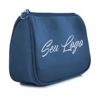 Necessaire Ascalão Personalizada – Fabricação Própria  A Necessaire Ascalão Personalizada é uma excelente opção para empresas que desejam oferecer um brinde sofisticado, funcional e de grande utilidade no dia a dia. Produzida pela EV Brindes, conta com fabricação própria, permitindo a personalização completa de materiais, cores e acabamentos para atender às necessidades de cada cliente.  Com acabamento em vivo, a necessaire possui um visual elegante e reforçado, proporcionando maior durabilidade e um acabamento premium. Seu tamanho compacto e funcional é ideal para organizar produtos de higiene pessoal, cosméticos, maquiagens, acessórios e itens de viagem.  Disponível em diferentes materiais, como Nylon, Oxford e Courino, a Necessaire Ascalão pode ser personalizada através de Serigrafia, Sublimação, Placa de Metal ou Etiqueta Personalizada, valorizando ainda mais a identidade visual da sua marca.  Características  ? Fabricação própria EV Brindes ? Acabamento em vivo para maior resistên