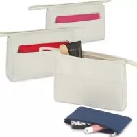 Bolsa de Cosméticos Personalizada em Microfibra com Bolso Frontal  A Bolsa de Cosméticos Personalizada é um acessório prático e elegante para organizar maquiagens, produtos de higiene pessoal, cosméticos e pequenos objetos do dia a dia. Confeccionada em microfibra de alta qualidade, oferece resistência, leveza e excelente acabamento, sendo ideal para uso pessoal, viagens e ações promocionais.  Seu design funcional conta com bolso frontal para acesso rápido aos itens mais utilizados e uma prática bolsa multiuso, proporcionando maior organização e versatilidade. Compacta e fácil de transportar, é uma excelente opção para brindes corporativos, kits de beleza, campanhas promocionais e eventos.  Personalizável com a identidade visual da sua empresa, transforma-se em um brinde útil e de grande valorização da marca.  Características  ? Confeccionada em microfibra resistente ? Bolso frontal para organização adicional ? Bolsa multiuso integrada ? Leve, prática e fácil de transportar ? Excelente