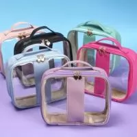 Necessaire Impermeável Personalizada Grande (PVC e PU)  A Necessaire Impermeável Personalizada tamanho G é perfeita para organizar e transportar itens de higiene pessoal, cosméticos, maquiagens e acessórios com praticidade e segurança. Fabricada em PVC e PU de alta qualidade, oferece resistência à umidade, durabilidade e um visual moderno que valoriza a sua marca.  Seu amplo espaço interno conta com revestimento em tecido, proporcionando melhor acabamento e proteção para os objetos armazenados. Possui alça superior para transporte confortável e tag personalizada, agregando ainda mais sofisticação ao produto.  Ideal para brindes corporativos, kits promocionais, ações de marketing, eventos, hotéis, agências de turismo e campanhas promocionais.  Características  ? Confeccionada em PVC e PU impermeáveis ? Tamanho grande com excelente capacidade interna ? Revestimento interno em tecido ? Alça superior para transporte ? Tag personalizada ? Fácil limpeza e manutenção ? Design moderno e elegan