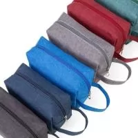 Necessaire de nylon colorido com alça lateral, parte interna com forro de poliéster.