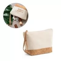 Bolsa de cosméticos 100% algodão (280 g/m²) com detalhes em cortiça no fundo da bolsa e puxador do fecho, que também tem a função de pega para facilitar o transporte. O interior é forrado, sendo de fácil limpeza e rápida secagem, ideal para guardar maquiagem.