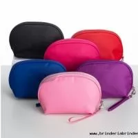 Necessaire impermeável de nylon com forro em poliéster, acompanha alça com gancho para encaixe.