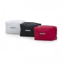 Necessaire puff matelassê, material em couro sintético. Possui uma plaqueta prata no centro para gravação.  Altura :  11,5 cm  Largura :  19,5 cm  Profundidade :  10 cm  Medidas aproximadas para gravação (CxL):  5,4 cm x 1,0 cm  Peso aproximado (g):  91