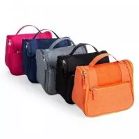 Necessaire organizadora em tecido nylon Oxford, possui bolso frontal e alça superior, parte interna com gancho plástico; bolso interno superior em nylon e bolso de tela ambos com zíper; bolso inferior aberto de tela com 4 divisões de bolsos também em tela. Perfeita para lhe acompanhar em viagens e até mesmo transportar seus itens pessoais do dia a dia com organização e praticidade.  Altura :  21 cm  Largura :  22,7 cm  Medidas aproximadas para gravação (CxL):  8,5 cm x 17 cm  Tamanho total aproximado  (CxL):  Aberto 42 cm  Peso aproximado (g):  125