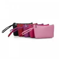 Necessaire impermeável de pvc, possui forro interno em poliéster e alça lateral externa para transporte.  Altura :  12,5 cm  Largura :  20,5 cm  Profundidade :  5,5 cm  Medidas aproximadas para gravação (CxL):  12 cm x 20 cm  Peso aproximado (g):  47