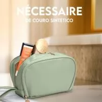 Necessaire 18901 - Excelente solução para quem busca organização e praticidade no dia a dia. Produzida em couro sintético e resistente à água, ela conta com três compartimentos funcionais: um principal, espaçoso, ideal para acomodar itens maiores; outro com bolso de tela, fechamento em zíper e divisórias, perfeito para canetas, rímel, lápis de olho ou o que preferir; e um terceiro com quatro bolsos, sendo dois de tela e dois no modelo cortininha, oferecendo ainda mais possibilidades para manter tudo no lugar. Além disso, sua alça facilita o transporte, tornando-a uma escolha prática e versátil para quem precisa otimizar espaço e manter tudo organizado de forma inteligente. Gravação digital Colorida