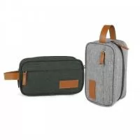 Necessaire confeccionada em poliéster com detalhes em couro sintético, possui dois compartimentos com zíper, alça para transporte e alça pequena para acesso de chaveiro ou gancho.  Altura :  12,3 cm  Largura :  21,5 cm  Profundidade :  12,3 cm  Espessura :  8 cm