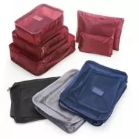 Kit necessaire com 6 peças confeccionadas em nylon. O cojunto de necessaires possui tamanhos diferenciados, sendo 3 unidades com: alça para transporte, zíperes com pegadores emborrachados, parte frontal com malha de nylon e plaquinha emborrachada para personalização; possui também 3 unidades de necessaires em nylon inteiramente lisas e impermeáveis.