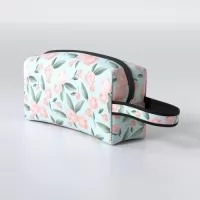 A necessaire plus com alça personalizada em Neoprene é uma versão que oferece mais comodidade e conforto durante o transporte em relação a necessaire plus em Neoprene, por conta de sua alça, muitos clientes nos davam sugestão de uma alça para carregar a necessaire. Nossa área de desenvolvimento estudou as solicitações do cliente para desenvolver um produto que atendesse a todas as sugestões, então foi criada a necessaire plus com alça, com medidas iguais, ela possui uma alça reforçada e pode ser utilizada para transportar além dos itens do dia a dia, itens de maquiagem como pinceis e batons, materiais escolar como réguas, lápis, canetas e muito mais coisas.
