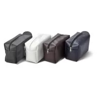 Necessaire de couro sintético com pegador lateral.