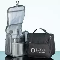Necessaire organizadora em tecido nylon Oxford, possui bolso frontal e alça superior, parte interna com gancho plástico; bolso interno superior em nylon e bolso de tela ambos com zíper; bolso inferior aberto de tela com 4 divisões de bolsos também em tela. Perfeita para lhe acompanhar em viagens e até mesmo transportar seus itens pessoais do dia a dia com organização e praticidade.  Material: Nylon Oxford Altura :  21 cm Largura :  22,7 cm Medidas aproximadas para gravação (CxL):  8,5 cm x 17 cm Tamanho total aproximado  (CxL):  Aberto 42 cm Peso aproximado (g):  125