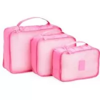  Kit necessaire com 6 peças confeccionadas em nylon. O conjunto de necessaires possui tamanhos diferenciados, sendo 3 unidades com: alça para transporte, zíperes com pegadores emborrachados, parte frontal com malha de nylon e plaquinha emborrachada para personalização; possui também 3 unidades de necessaires em nylon inteiramente lisas e impermeáveis.