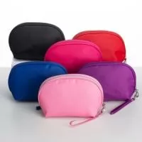 Nécessaire de nylon resistente à água. Em nossa página exclusiva você encontra esse e muitos outros produtos. Confira!