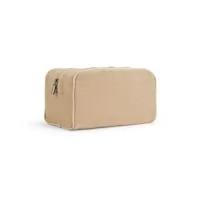 Bolsa de cosméticos em juco (mistura de algodão e juta, 260g/m²) com interior forrado em tecido 70% algodão reciclado e 30% poliéster reciclado. Compartimento espaçoso com zíper