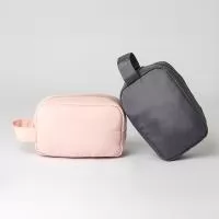 Nécessaire Poliéster acomoda facilmente itens de maquiagem, higiene pessoal e muito mais. Feita em poliéster resistente à água, conta com três divisórias e bolso de tela para garantir que tudo fique no lugar. Compacta o suficiente para caber em bolsa
