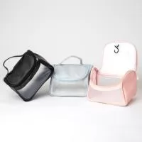 Necessaire personalizada. A nossa Nécessaire feita em PU possui um design de abertura ampla para organizar e armazenar os itens, além da fácil visualização interna por conta do seu visor translúcido na parte frontal/traseira, além da alça para facilitar o transporte. A parte interna conta com bolso e "cabide" plástico para pendurar este item em qualquer lugar. Este brinde será uma excelente escolha para o dia a dia.