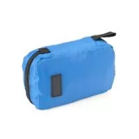 Organize itens de higiene com praticidade e estilo com esta nécessaire de boa capacidade, perfeita para viagens ou uso diário. Ela oferece três compartimentos funcionais: um bolso superior em malha para pequenos objetos, um compartimento central com zíper para itens maiores e três bolsos organizáveis para fácil acesso. Além disso, o bolso inferior com visor em malha permite a visualização e um acesso mais fácil aos itens mais volumosos, evitando que algo passe despercebido. Super prática, a nécessaire vem com um gancho para pendurá-la, garantindo acesso rápido e sem complicação. Feita em poliéster, ela é compacta, leve e cabe perfeitamente em mochilas e malas. Para dar um toque pessoal, conta com um espaço em material emborrachado, ideal para uma personalização exclusiva.