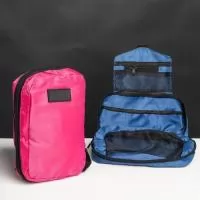 Organize itens de higiene com praticidade e estilo com esta nécessaire de boa capacidade, perfeita para viagens ou uso diário. Ela oferece três compartimentos funcionais: um bolso superior em malha para pequenos objetos, um compartimento central com zíper para itens maiores e três bolsos organizáveis para fácil acesso. Além disso, o bolso inferior com visor em malha permite a visualização e um acesso mais fácil aos itens mais volumosos, evitando que algo passe despercebido. Super prática, a nécessaire vem com um gancho para pendurá-la, garantindo acesso rápido e sem complicação. Feita em poliéster, ela é compacta, leve e cabe perfeitamente em mochilas e malas. Para dar um toque pessoal, conta com um espaço em material emborrachado, ideal para uma personalização exclusiva.