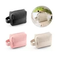 Bolsa de cosméticos em PU (21% de PU reciclado e 30% poliéster reciclado), com interior forrado em poliéster reciclado (100% rPET). Bolsa espaçosa com pega lateral para facilitar o transporte. 180 x 140 x 80mm