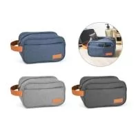 Bolsa de cosméticos em 600D de alta densidade e pega em PU. Contém bolso frontal com zíper e placa em PU. 220 x 130 x 130 mm